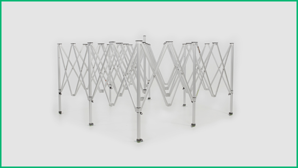 Aluminium frame poten van een vouwtent gezien van onderaf op witte achtergrond