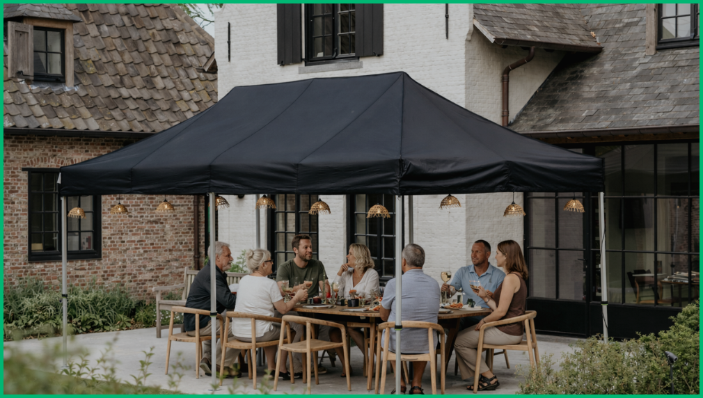 Groep mensen die buiten eten onder een FLEXXUM terras overkapping bij een bakstenen gebouw