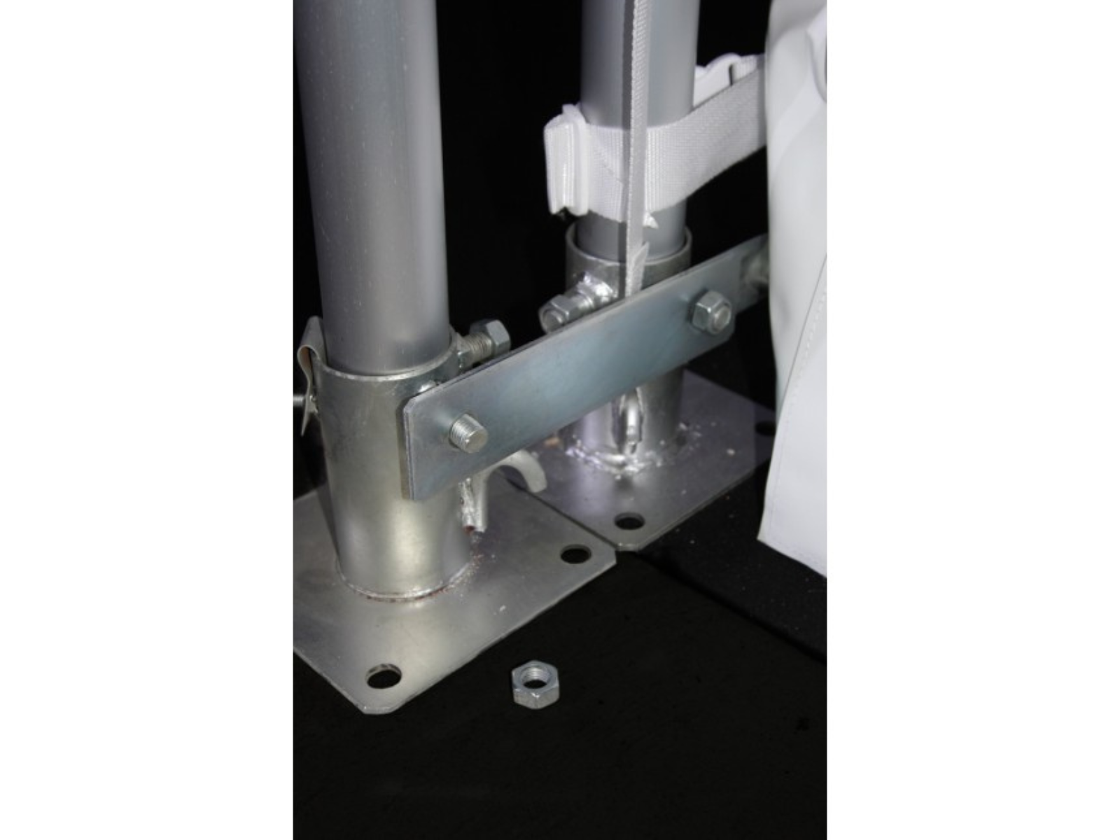 Connexion plate for 2 marquees