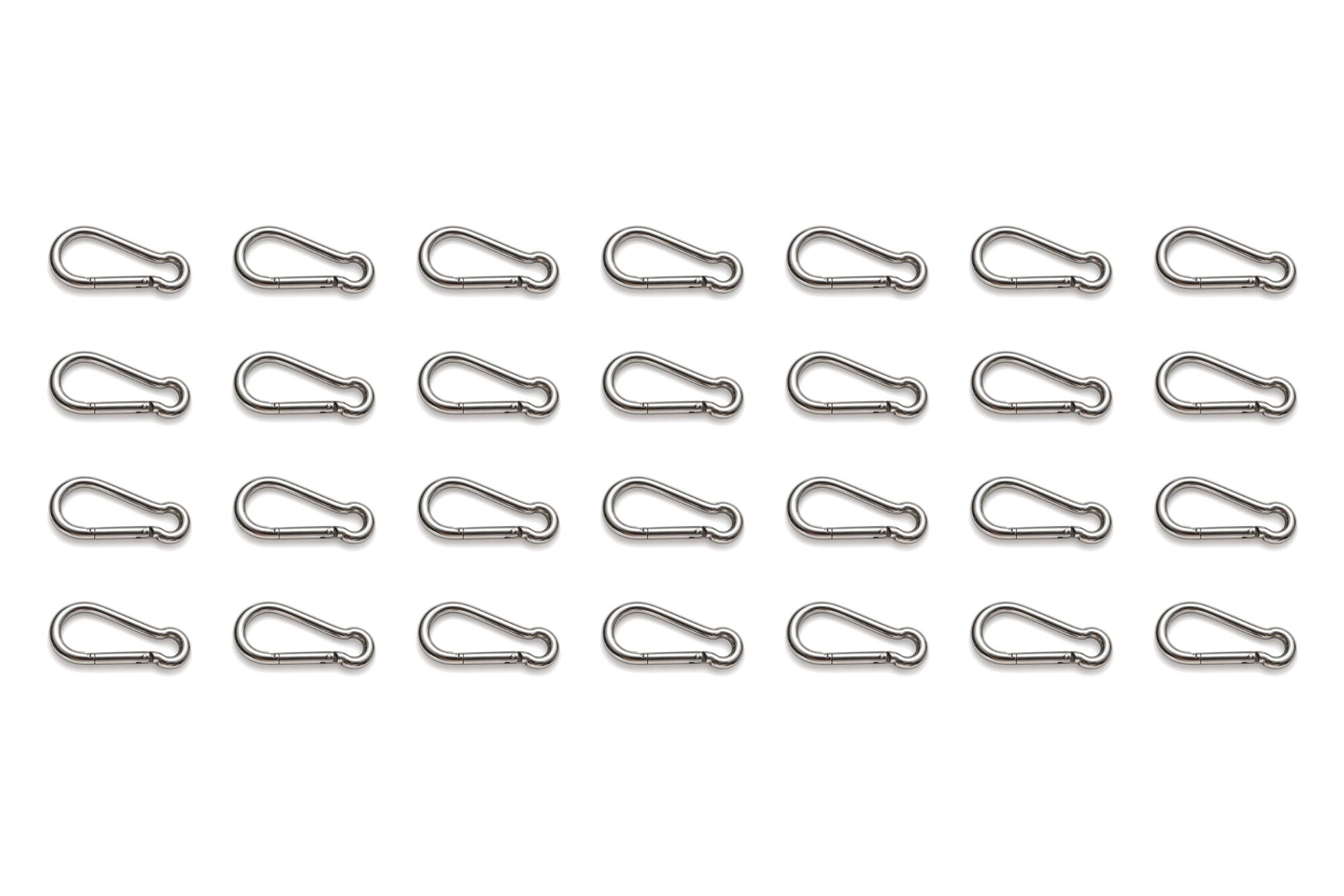 Jeu de mousquetons en acier inoxydable disposés en grille de quatre rangées de sept sur fond blanc