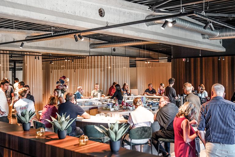 Bezoekers aan de bar tijdens de Open Bedrijvendag bij Above & Beyond