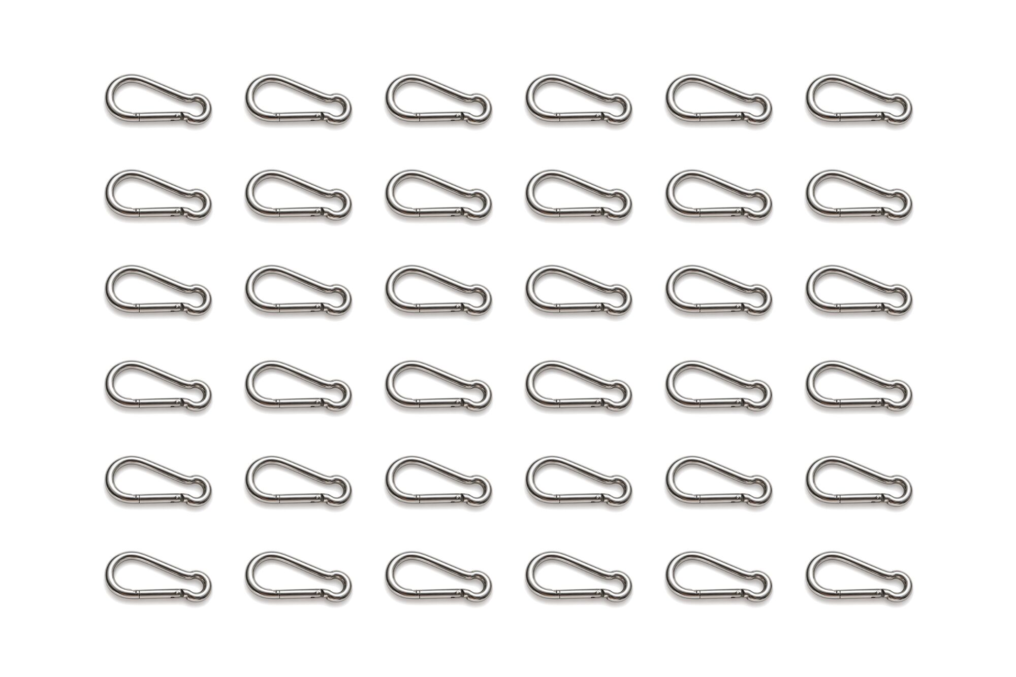 Jeu de mousquetons en acier inoxydable disposés en grille de six rangées de six sur fond blanc