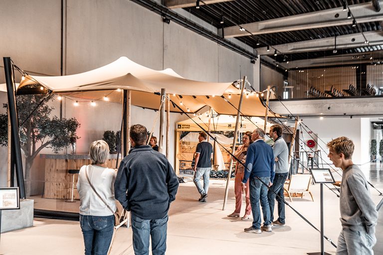 Bezoekers ontdekken stretchtenten in de showroom van Above & Beyond