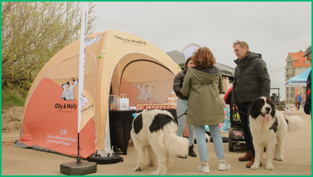 Inflatable van Above & Beyond ingezet als beursstand op een buitenbeurs met bezoekers en honden