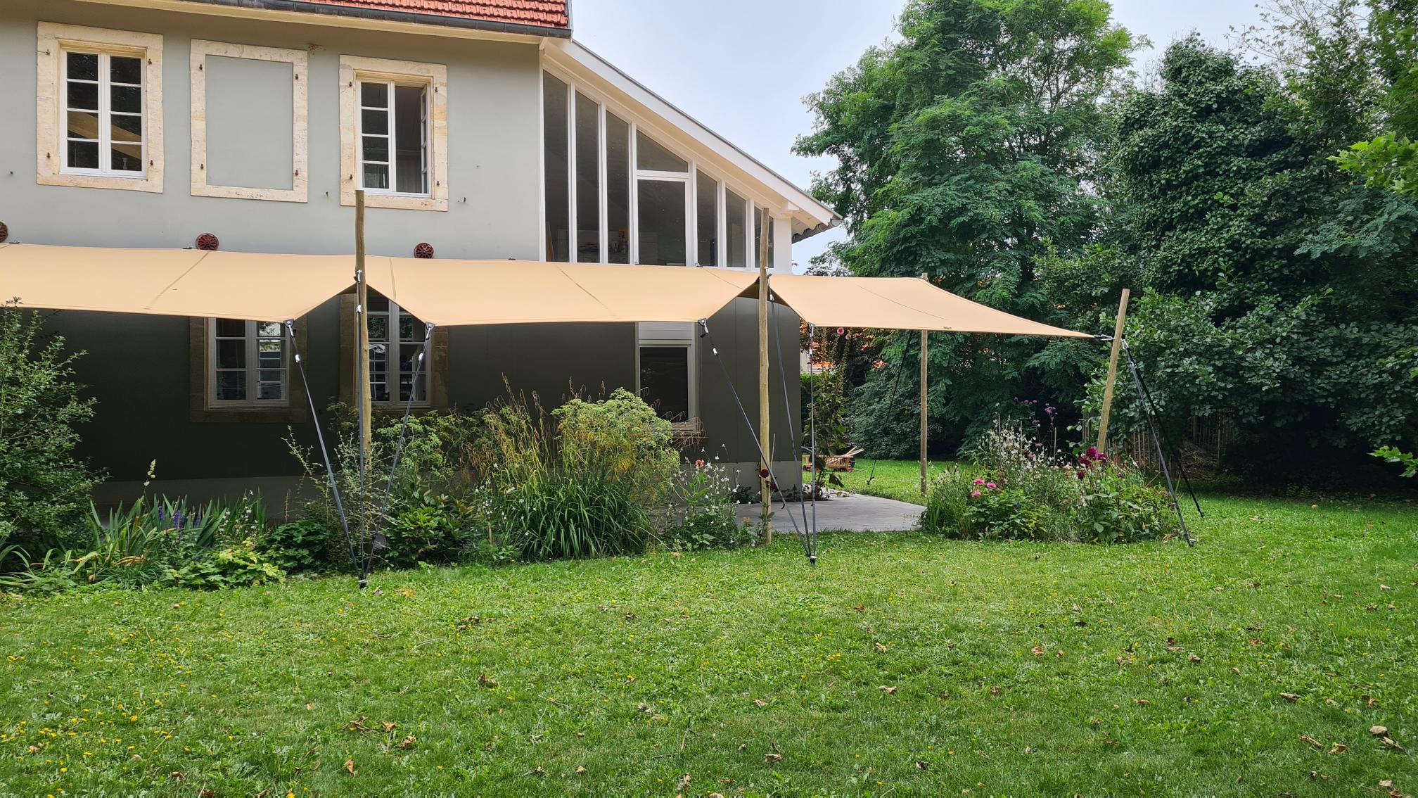 Stretchzelt &uuml;ber einer Terrasse an einem Wohnhaus