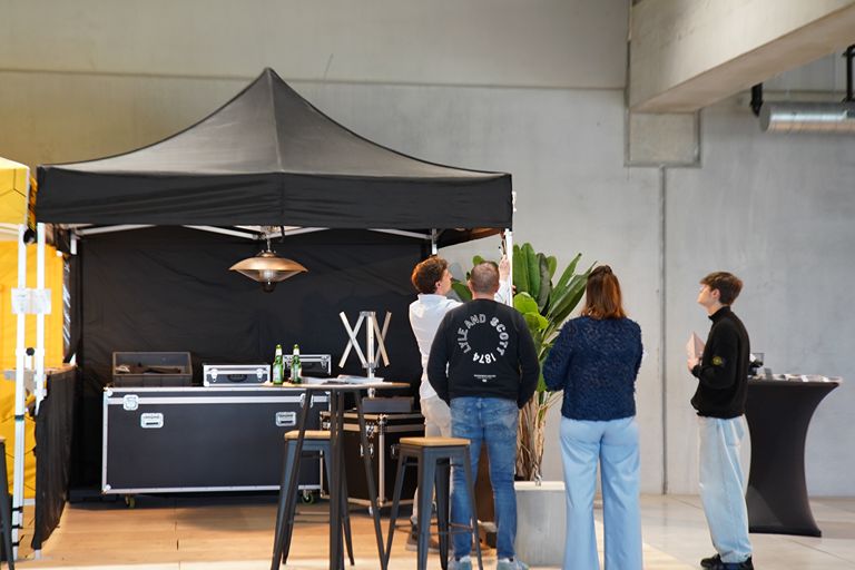 Vouwtent met bar-opstelling in de showroom van Above & Beyond