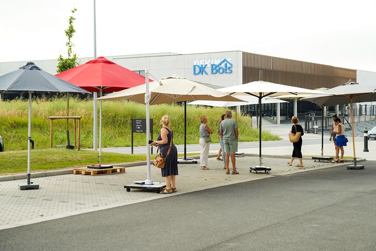 Bezoekers bekijken parasols tijdens de Outlet Sale van Above & Beyond