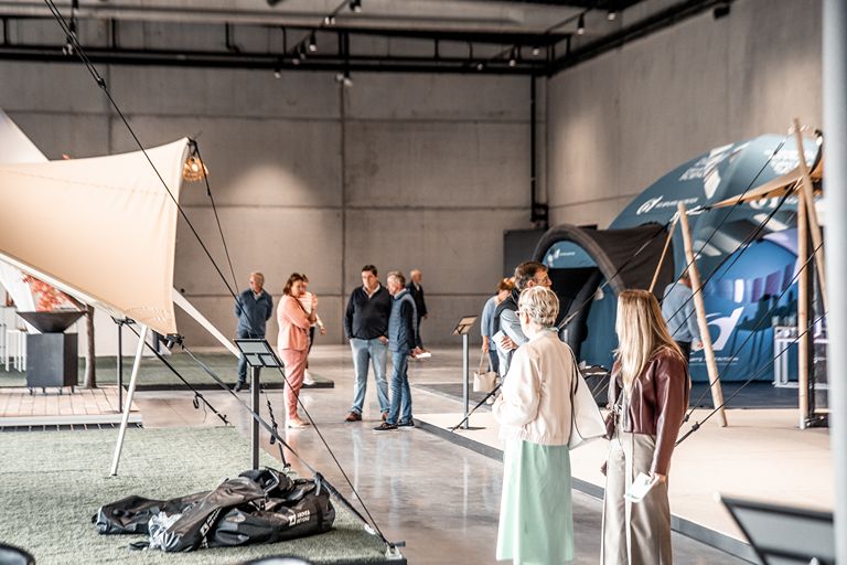 Bezoekers in de showroom van Above & Beyond tijdens de opendeurdagen