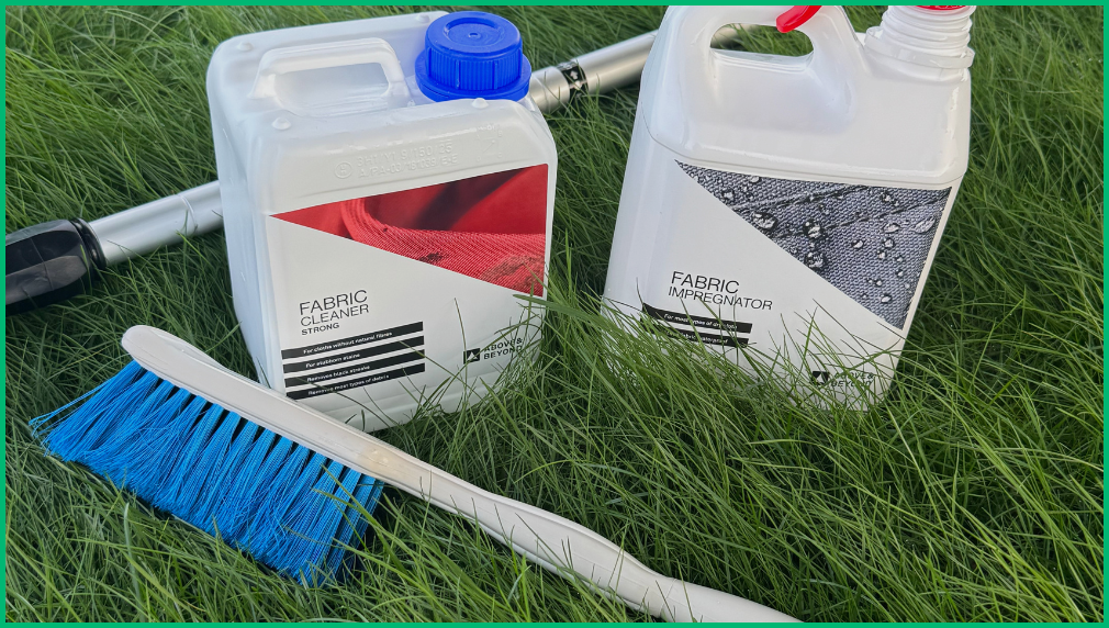 Tent reinigingsproducten blauwe borstel en spray reiniger voor het onderhoud van een vouwtent op gras
