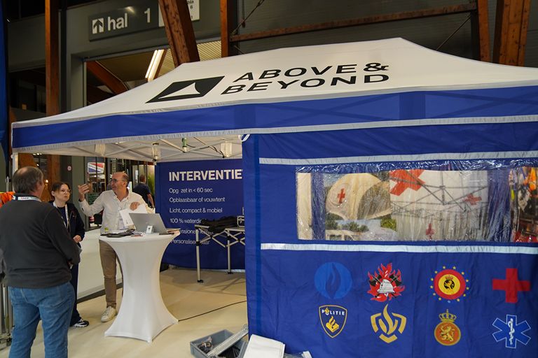 Vouwtent van Above & Beyond voor hulpdiensten op Infopol