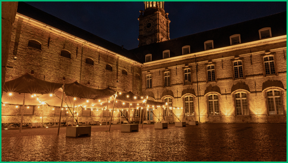 Sfeervolle stretchtenten met fairy lights op een historisch stadsplein bij nacht voor een winter buitenevenement