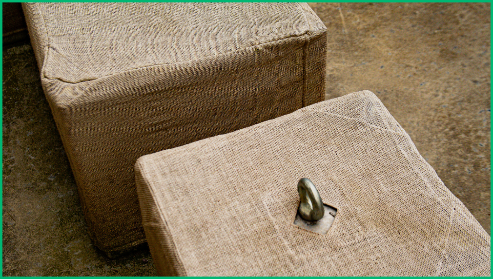 Betonblok als ballastgewicht voor verankering van een tent op een buitenevenement